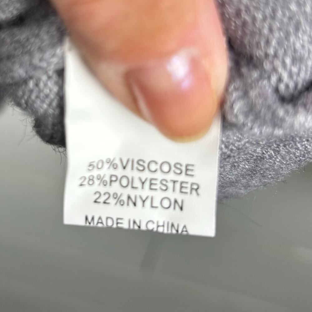 NWOT QUXING Grey Sweater with Red Heart; Size XL - Picture 6 of 8
